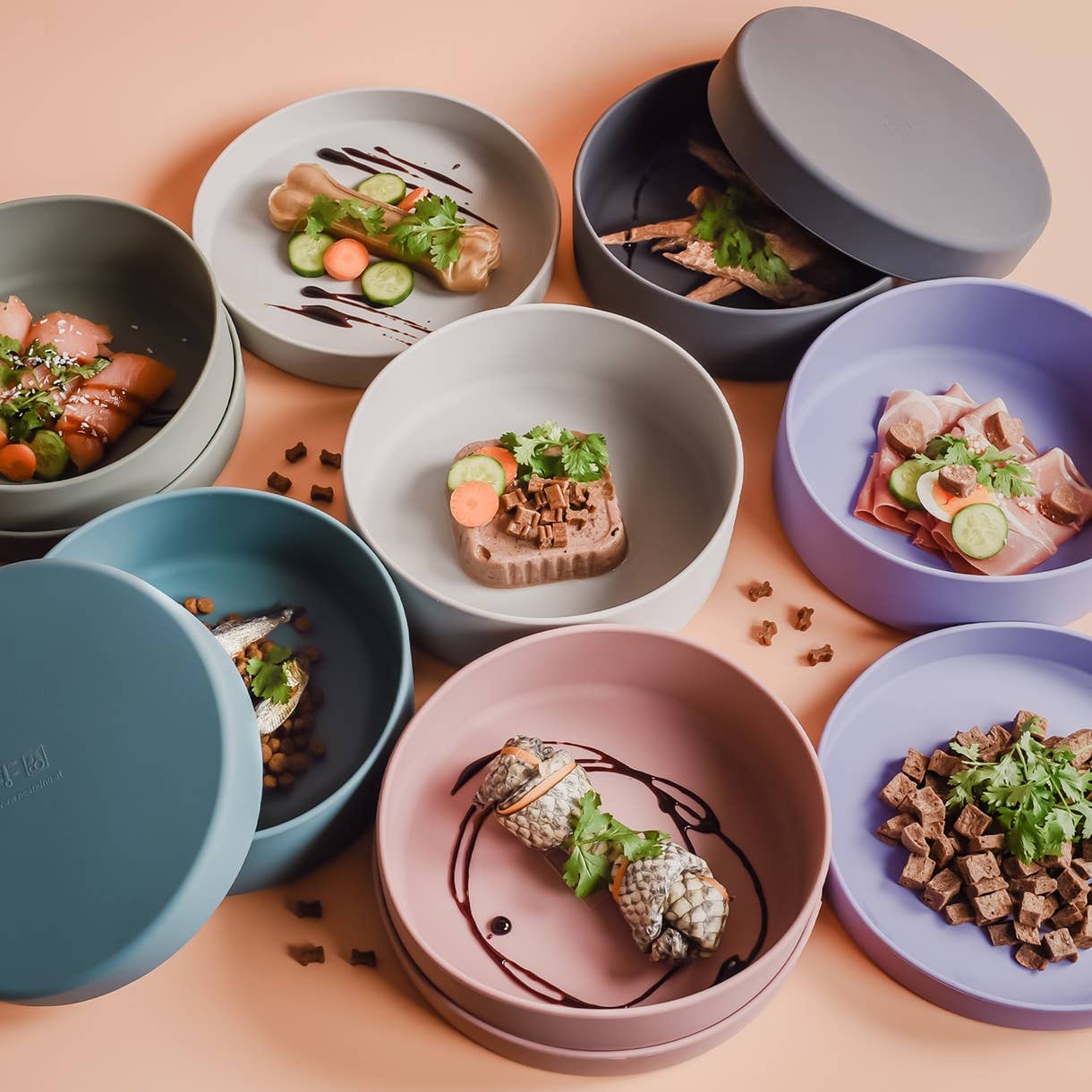 Szilikon etetőtál tetővel